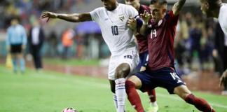 Kenneth Vargas (d) de Costa Rica disputa un balón con Édgar Bárcenas de Panamá este jueves, en un partido de la Copa Centroamericana. Foto: La Hora/AP