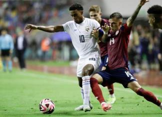 Kenneth Vargas (d) de Costa Rica disputa un balón con Édgar Bárcenas de Panamá este jueves, en un partido de la Copa Centroamericana. Foto: La Hora/AP