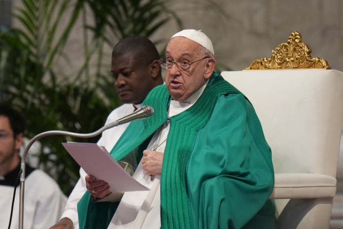 El papa Francisco ofrece un discurso durante una mesa con motivo del Día del Pobre en la basílica de San Pedro del Vaticano, el domingo 17 de noviembre de 2024. Foto: La Hora/AP