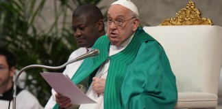 El papa Francisco ofrece un discurso durante una mesa con motivo del Día del Pobre en la basílica de San Pedro del Vaticano, el domingo 17 de noviembre de 2024. Foto: La Hora/AP