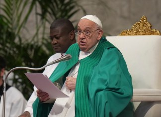 El papa Francisco ofrece un discurso durante una mesa con motivo del Día del Pobre en la basílica de San Pedro del Vaticano, el domingo 17 de noviembre de 2024. Foto: La Hora/AP