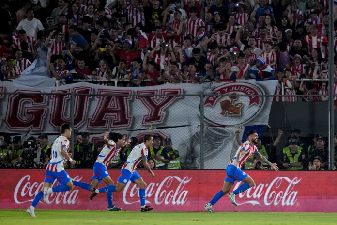 El paraguayo Omar Alderete (derecha) celebra el segundo gol de su equipo contra Argentina durante un partido de clasificación para la Copa Mundial de la FIFA 2026 en Asunción, Paraguay, el jueves 14 de noviembre de 2024. Foto: La Hora/AP