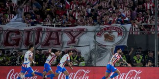 El paraguayo Omar Alderete (derecha) celebra el segundo gol de su equipo contra Argentina durante un partido de clasificación para la Copa Mundial de la FIFA 2026 en Asunción, Paraguay, el jueves 14 de noviembre de 2024. Foto: La Hora/AP