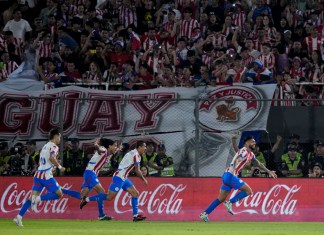 El paraguayo Omar Alderete (derecha) celebra el segundo gol de su equipo contra Argentina durante un partido de clasificación para la Copa Mundial de la FIFA 2026 en Asunción, Paraguay, el jueves 14 de noviembre de 2024. Foto: La Hora/AP