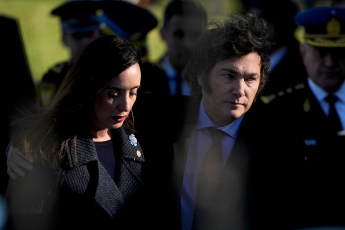 El presidente de Argentina, Javier Milei, a la derecha, y la vicepresidenta, Victoria Villarruel, en una ceremonia en honor a policías caídos, en Buenos Aires, Argentina, el 2 de julio de 2024. Foto: La Hora/AP