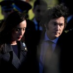 El presidente de Argentina, Javier Milei, a la derecha, y la vicepresidenta, Victoria Villarruel, en una ceremonia en honor a policías caídos, en Buenos Aires, Argentina, el 2 de julio de 2024. Foto: La Hora/AP