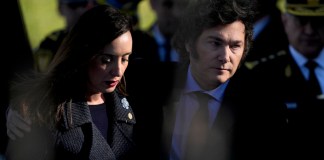 El presidente de Argentina, Javier Milei, a la derecha, y la vicepresidenta, Victoria Villarruel, en una ceremonia en honor a policías caídos, en Buenos Aires, Argentina, el 2 de julio de 2024. Foto: La Hora/AP