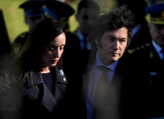 El presidente de Argentina, Javier Milei, a la derecha, y la vicepresidenta, Victoria Villarruel, en una ceremonia en honor a policías caídos, en Buenos Aires, Argentina, el 2 de julio de 2024. Foto: La Hora/AP