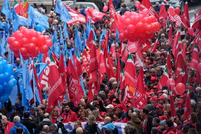 Un grupo de manifestantes se reúne en una huelga nacional de los sectores público y privado, convocada por los sindicatos, para protestar contra la ley del presupuesto gubernamental, en Roma, el viernes 29 de noviembre de 2024. Foto: La Hora: AP