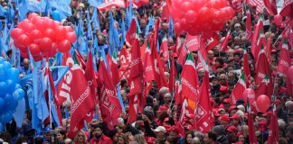 Un grupo de manifestantes se reúne en una huelga nacional de los sectores público y privado, convocada por los sindicatos, para protestar contra la ley del presupuesto gubernamental, en Roma, el viernes 29 de noviembre de 2024. Foto: La Hora: AP