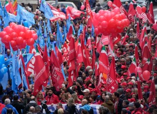 Un grupo de manifestantes se reúne en una huelga nacional de los sectores público y privado, convocada por los sindicatos, para protestar contra la ley del presupuesto gubernamental, en Roma, el viernes 29 de noviembre de 2024. Foto: La Hora: AP