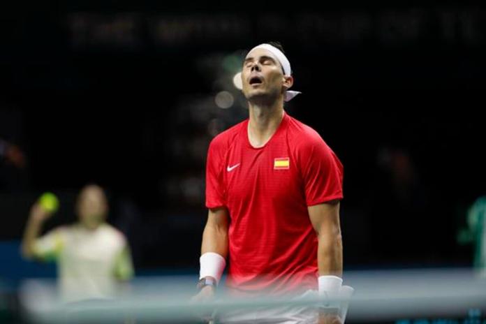 El tenista español Rafa Nadal anate el neerlandés Botic Van de Zandschulp durante el primer partido de los cuartos de final entre los equipos de España y Países Bajos, este martes en el Palacio de los Deportes José María Martín Carpena de Málaga (Andalucía). Foto: La Hora/AP