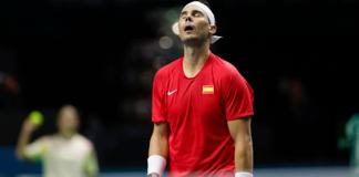 El tenista español Rafa Nadal anate el neerlandés Botic Van de Zandschulp durante el primer partido de los cuartos de final entre los equipos de España y Países Bajos, este martes en el Palacio de los Deportes José María Martín Carpena de Málaga (Andalucía). Foto: La Hora/AP