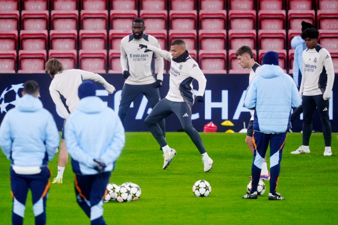 Kylian Mbappé (centro) del Real Madrid durante una sesión de entrenamiento en Anfield, Liverpool, Inglaterra. Foto La Hora: AP