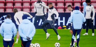 Kylian Mbappé (centro) del Real Madrid durante una sesión de entrenamiento en Anfield, Liverpool, Inglaterra. Foto La Hora: AP