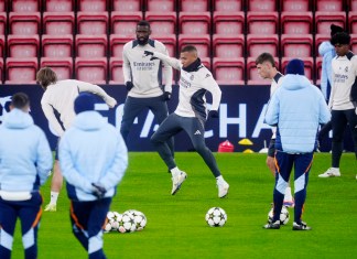 Kylian Mbappé (centro) del Real Madrid durante una sesión de entrenamiento en Anfield, Liverpool, Inglaterra. Foto La Hora: AP