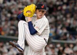 Foto del 11 de marzo del 2023, el japonés Roki Sasaki lanza en el encuetro del Grupo B ante República Checa del Clásico Mundial. El sábado 9 de noviembre del 2024, Sasaki se declara listo para la MLB. Foto: La Hora/AP