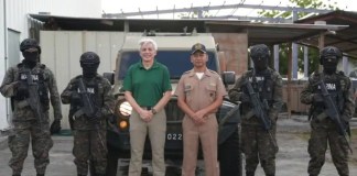 James Saenz y Edwin Loarca fortalecen cooperación en seguridad regional. Foto La Hora: US Embassy Guatemala