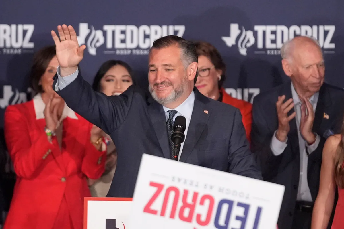 El senador republicano de Texas Ted Cruz habla durante una fiesta del partido la noche electoral, el martes 5 de noviembre de 2024 en el Marriott Marquis de Houston. (AP Foto/LM Otero)