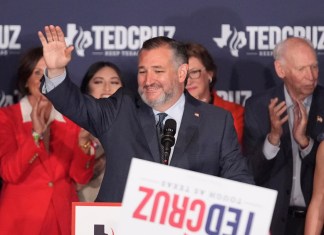 El senador republicano de Texas Ted Cruz habla durante una fiesta del partido la noche electoral, el martes 5 de noviembre de 2024 en el Marriott Marquis de Houston. (AP Foto/LM Otero)