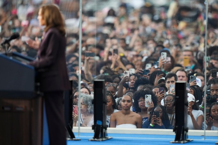 Simpatizantes de Kamala Harris escuchan discurso luego de las elecciones presidenciales de 2024. Foto La Hora (Foto APStephanie Scarbrough)