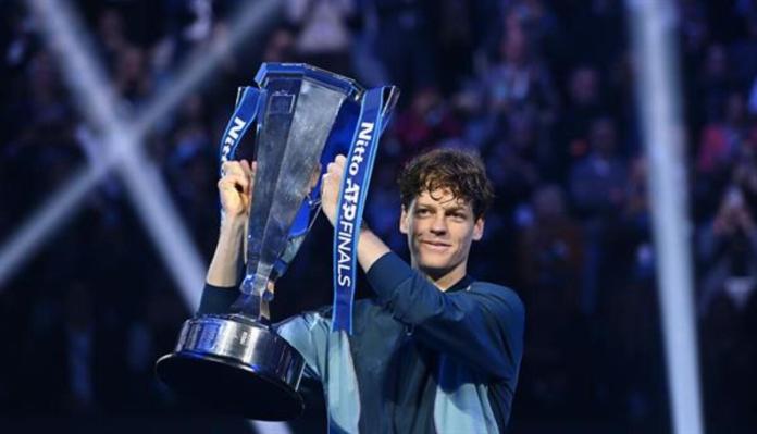 Jannik Sinner levanta el título de la ATP Finals de Turín, Italia. Foto: La Hora/AP