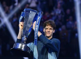 Jannik Sinner levanta el título de la ATP Finals de Turín, Italia. Foto: La Hora/AP