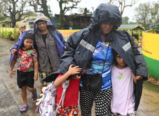 Vecinos utilizan chaquetas para protegerse de la lluvia mientras evacúan sus casas en Santa Ana, provincia de Cagayán, en el norte de Filipinas, mientras el tifón Usagi se aproxima el jueves 14 de noviembre de 2024. Foro: La Hora/AP