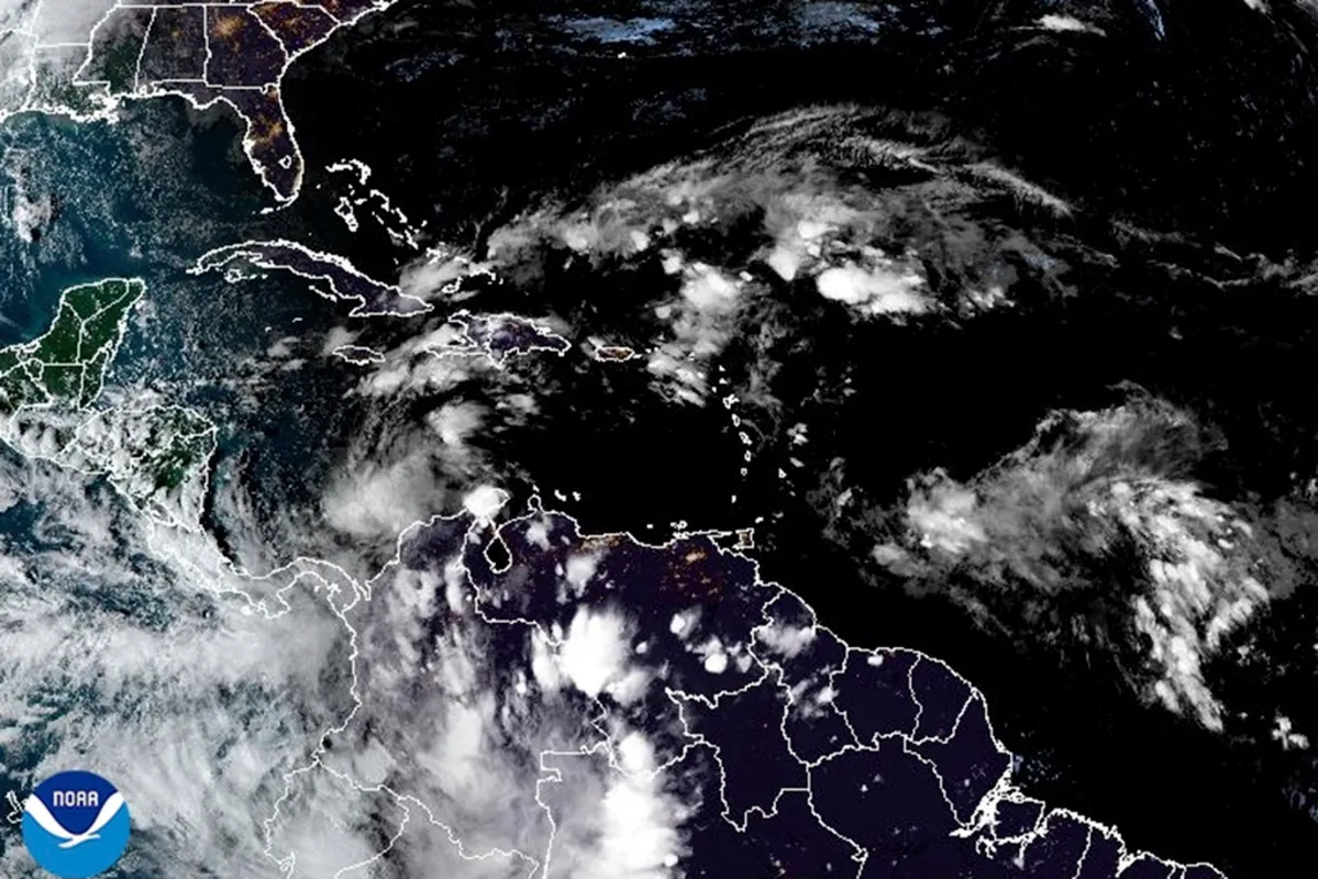 Esta imagen satelital proporcionada por la Oficina Nacional de Administración Oceánica y Atmosférica de Estados Unidos (NOAA, por sus siglas en inglés) muestra varios sistemas meteorológicos, el domingo 3 de noviembre de 2024, en el Caribe, Centroamérica y Sudamérica. (NOAA vía AP)