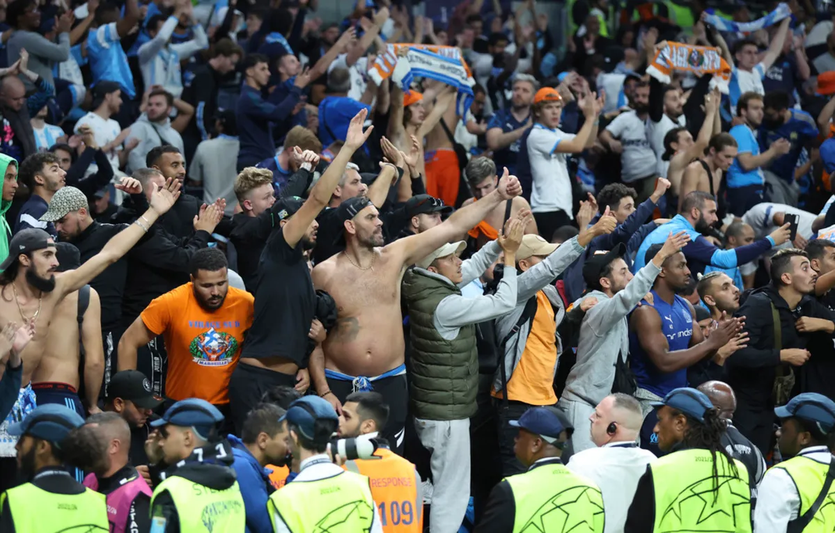 Foto del miércoles 7 de septiembre del 2024, aficionados del Tottenham alientan a su equipo en el encuentro de la Liga de Campeones ante el Marsella. Foto: La Hora/ AP