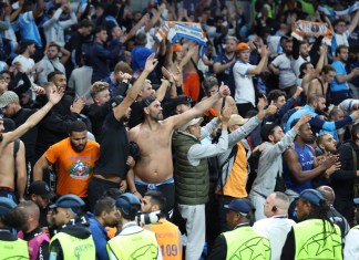 Foto del miércoles 7 de septiembre del 2024, aficionados del Tottenham alientan a su equipo en el encuentro de la Liga de Campeones ante el Marsella. Foto: La Hora/ AP