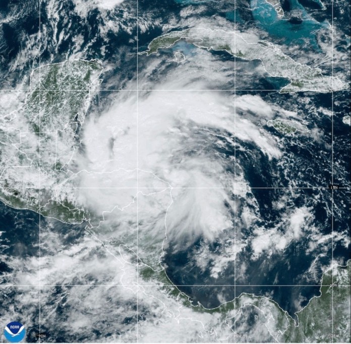 Foto satelital de la tormenta Sara sobre Centroamérica y el Caribe. Foto de GOES-East GeoGolor tomada el 14 de noviembre del 2024 a las 1:03 p.m. EST y entregada por la Oficina Nacional de Administración Oceánica y Atmosférica de Estados Unidos. Foto: La Hora/AP