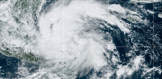 Foto satelital de la tormenta Sara sobre Centroamérica y el Caribe. Foto de GOES-East GeoGolor tomada el 14 de noviembre del 2024 a las 1:03 p.m. EST y entregada por la Oficina Nacional de Administración Oceánica y Atmosférica de Estados Unidos. Foto: La Hora/AP