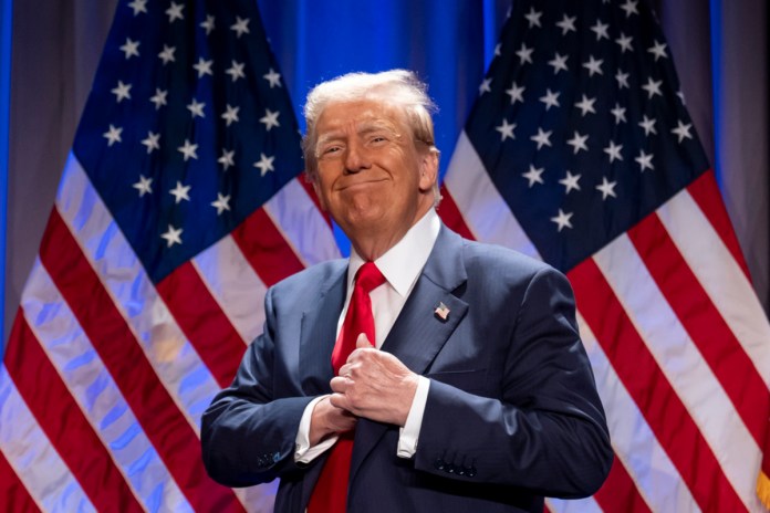 El presidente electo Donald Trump llega para hablar en una reunión de la conferencia republicana de la Cámara de Representantes, el miércoles 13 de noviembre de 2024, en Washington. Foto: La Hora/AP