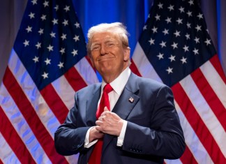 El presidente electo Donald Trump llega para hablar en una reunión de la conferencia republicana de la Cámara de Representantes, el miércoles 13 de noviembre de 2024, en Washington. Foto: La Hora/AP