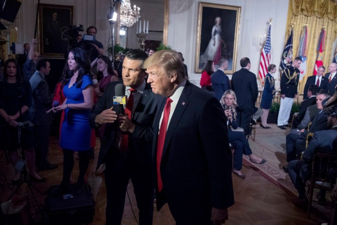 El entonces presidente de Estados Unidos, Donald Trump, habla con el copresentador de Fox & Friends Pete Hegseth en un acto del programa Wounded Warrior Project Soldier Ride en la Sala Este de la Casa Blanca, en Washington, el jueves 6 de abril de 2017. (AP Foto/Andrew Harnik, Archivo)