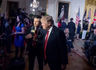 El entonces presidente de Estados Unidos, Donald Trump, habla con el copresentador de Fox & Friends Pete Hegseth en un acto del programa Wounded Warrior Project Soldier Ride en la Sala Este de la Casa Blanca, en Washington, el jueves 6 de abril de 2017. (AP Foto/Andrew Harnik, Archivo)