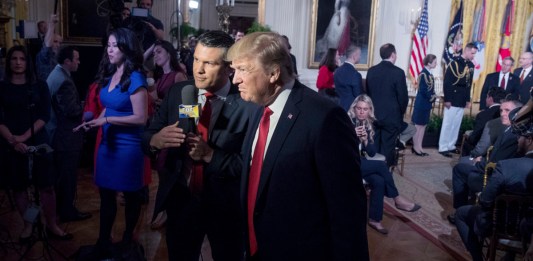 El entonces presidente de Estados Unidos, Donald Trump, habla con el copresentador de Fox & Friends Pete Hegseth en un acto del programa Wounded Warrior Project Soldier Ride en la Sala Este de la Casa Blanca, en Washington, el jueves 6 de abril de 2017. (AP Foto/Andrew Harnik, Archivo)