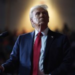 El candidato republicano a la presidencia, el expresidente Donald Trump, ve un video en una pantalla durante un evento en el centro cívico de Salem, Virginia, el sábado 2 de noviembre de 2024. (AP Foto/Evan Vucci)