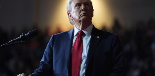 El candidato republicano a la presidencia, el expresidente Donald Trump, ve un video en una pantalla durante un evento en el centro cívico de Salem, Virginia, el sábado 2 de noviembre de 2024. (AP Foto/Evan Vucci)