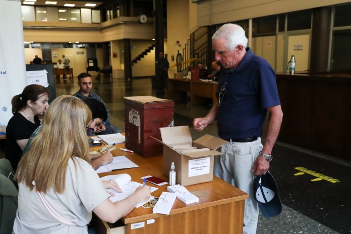 Uruguayos acuden a las urnas en la segunda vuelta electoral para elegir al próximo presidente del país. Foto La Hora EFE