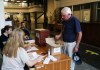 Uruguayos acuden a las urnas en la segunda vuelta electoral para elegir al próximo presidente del país. Foto La Hora EFE