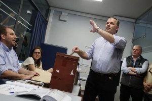 Álvaro Delgado y Yamandú Orsi se disputan la presidencia de Uruguay en una ajustada segunda vuelta electoral. Foto La Hora: EFE