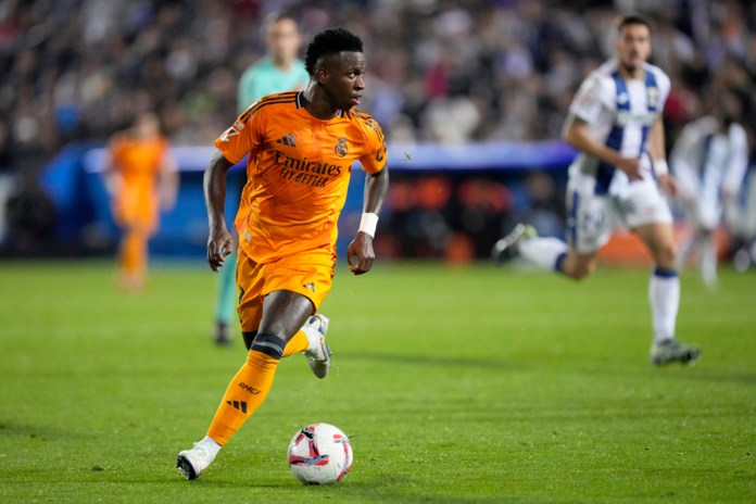 El jugador del Real Madrid Vinicius Junior corre con el balón durante un partido de la Liga española entre el CD Leganés y el Real Madrid en Leganés, en las afueras de Madrid, el domingo 24 de noviembre de 2024. (Foto La Hora/AP