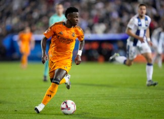 El jugador del Real Madrid Vinicius Junior corre con el balón durante un partido de la Liga española entre el CD Leganés y el Real Madrid en Leganés, en las afueras de Madrid, el domingo 24 de noviembre de 2024. (Foto La Hora/AP