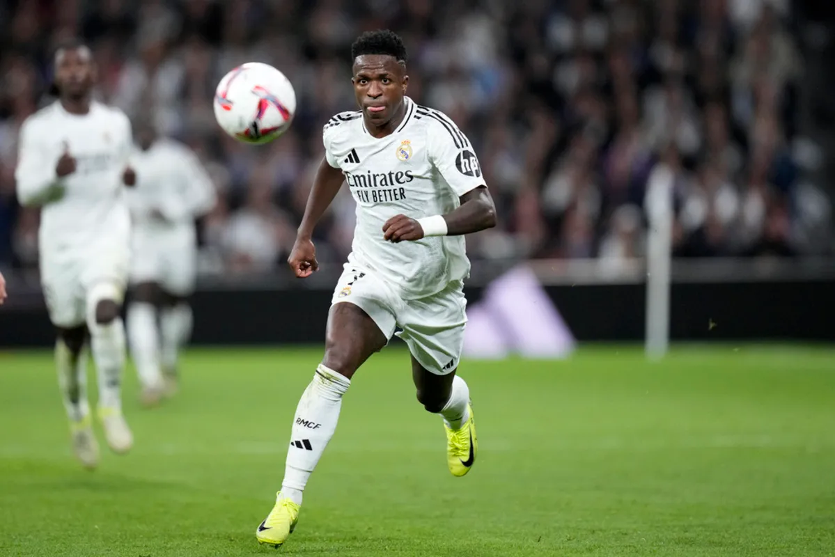 Vinicius Junior, del Real Madrid, corre con el balón durante un partido de La Liga entre el Real Madrid y el Barcelona en el estadio Santiago Bernabéu en Madrid, España, el sábado 26 de octubre de 2024. Foto: La Hora/AP