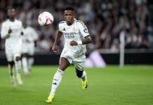 Vinicius Junior, del Real Madrid, corre con el balón durante un partido de La Liga entre el Real Madrid y el Barcelona en el estadio Santiago Bernabéu en Madrid, España, el sábado 26 de octubre de 2024. Foto: La Hora/AP