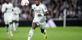 Vinicius Junior, del Real Madrid, corre con el balón durante un partido de La Liga entre el Real Madrid y el Barcelona en el estadio Santiago Bernabéu en Madrid, España, el sábado 26 de octubre de 2024. Foto: La Hora/AP