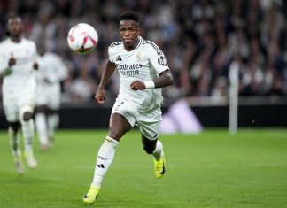 Vinicius Junior, del Real Madrid, corre con el balón durante un partido de La Liga entre el Real Madrid y el Barcelona en el estadio Santiago Bernabéu en Madrid, España, el sábado 26 de octubre de 2024. Foto: La Hora/AP