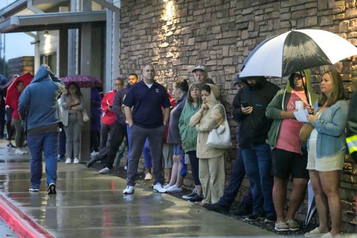 Votantes se forman para emitir su voto en el centro comunitario Richard y Meg Weekley, en Cypress, Texas.